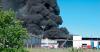 Photo d'incendie avec fumée noire s'échappant d'un site industriel